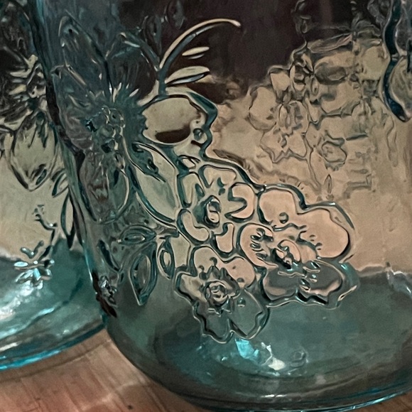Pioneer Woman Drinking Jars with Floral Lids. - Picture 3 of 7